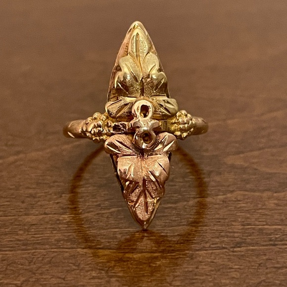 10K solid gold black hills tri color grape leaves navette cocktail pinky ring - Picture 2 of 10